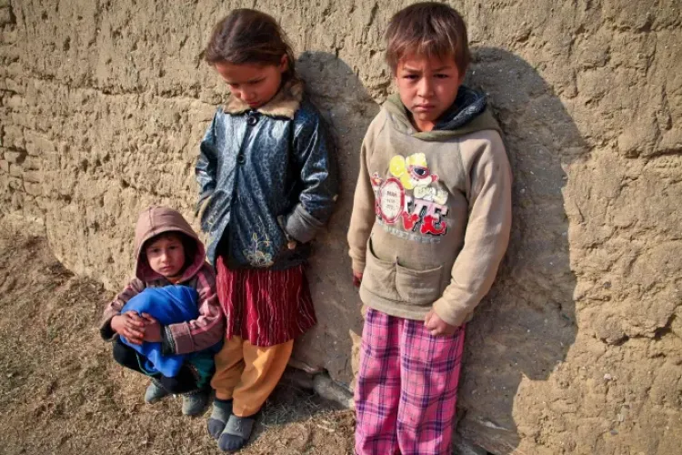 România, pe podiumul rușinii în UE! Peste 1,2 milioane de copii români trăiesc la limita supraviețuirii 