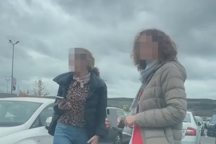 VIDEO. Scandal pe locurile de parcare la VIVO Cluj! Două femei ocupă un loc liber la mall, iar șoferul nu poate parca: „M-a lovit cu mașina”