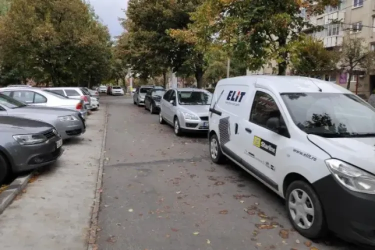 Străzile din Cluj-Napoca devin un pericol pentru pietoni și șoferi: „Copiii sunt lipiți de mașinile parcate”