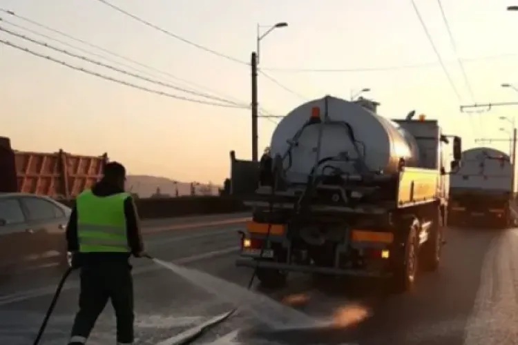Incident neplăcut pe strada Bună Ziua din Cluj-Napoca. Un șofer a fost stropit de un camion care spăla strada: „Ca norocul aveam geamurile închise”