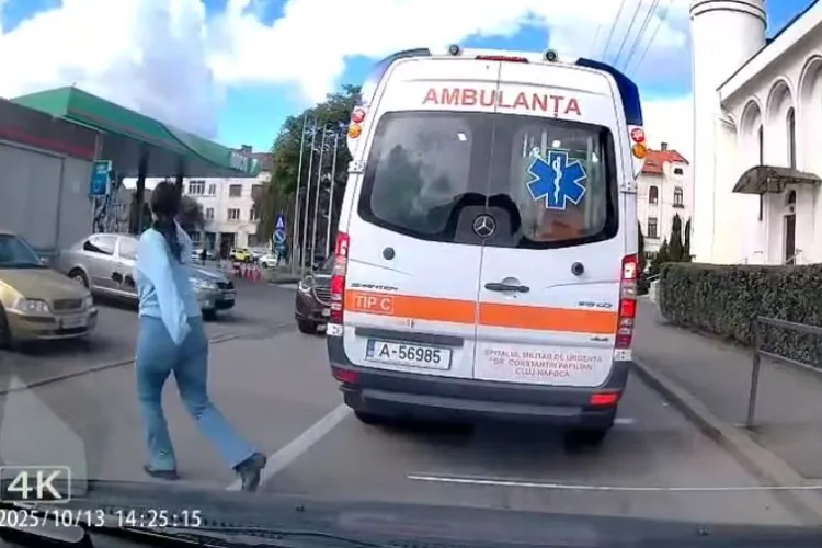 VIDEO. Putea să moară chiar lângă ambulanță! Parcă e din filmele care te învață cum să NU traversezi strada