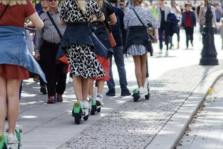 Panică în Cluj! Minori circulă cu trotinete ilegale ce depășesc 70 km/h – cetățenii cer controale urgente și sancțiuni!