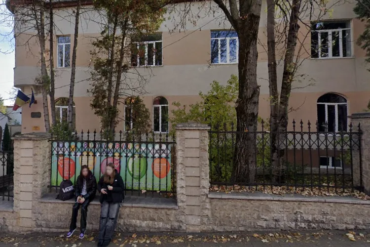 Părinții clujeni cer un loc de așteptare la Palatul Copiilor din Cluj-Napoca: „Suntem însoțiți de bebeluși sau copii mai mici”