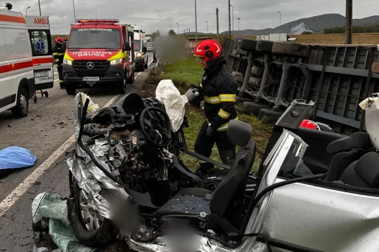 Accident grav în Cluj: O mașină a intrat într-un tir. Un bărbat a rămas încarcerat, iar o femeie a fost găsită pe carosabil. Ambii au decedat VIDEO