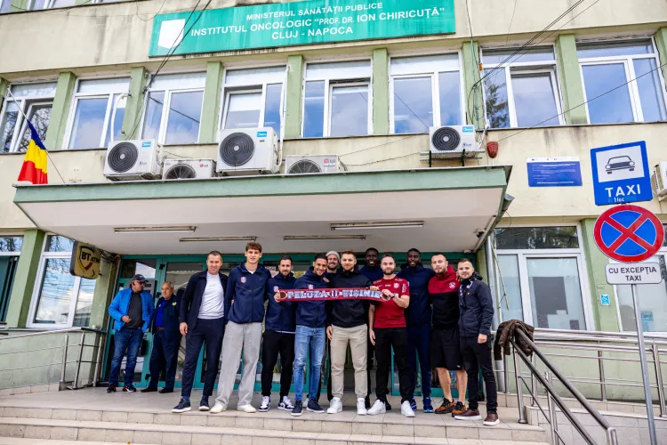 Jucătorii și suporterii de la CFR Cluj, alături de copiii de la Institutul Oncologic din Cluj: „O întâlnire cu lacrimi în ochi”
