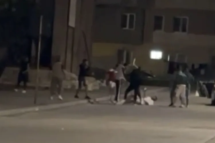 Scandal sângeros: Un tânăr de 23 de ani, înjunghiat în plină stradă! 15 persoane implicate într-o bătaie ca-n filme, patru dintre aceștia fiind prinși