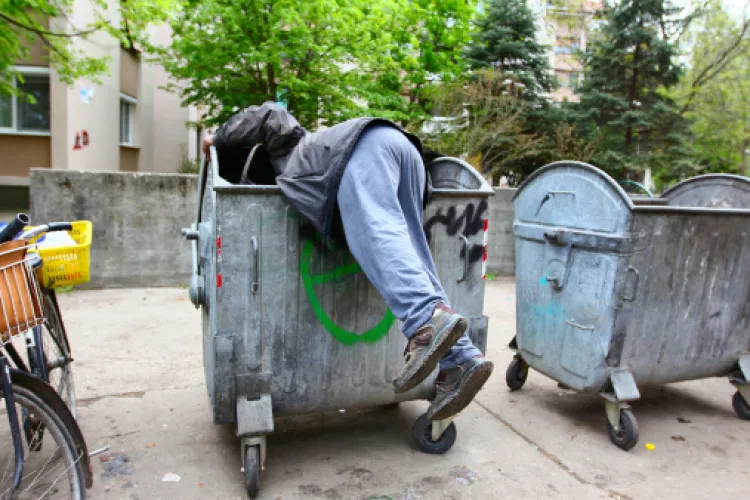 Clujean disperat după ce niște oameni au intrat în curte ca să caute prin gunoaie! Acest spune că nu e prima dată: „Au intrat ca să fure PET-uri”