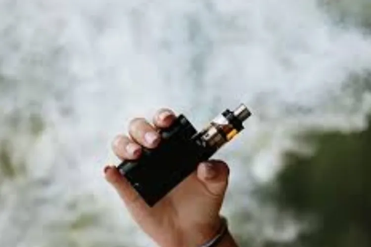 Vapingul, noua „capcană” pentru tineri: Țigările electronice aromate sunt mai rele decât țigările normale și dau dependență. Ce avertizează OMS