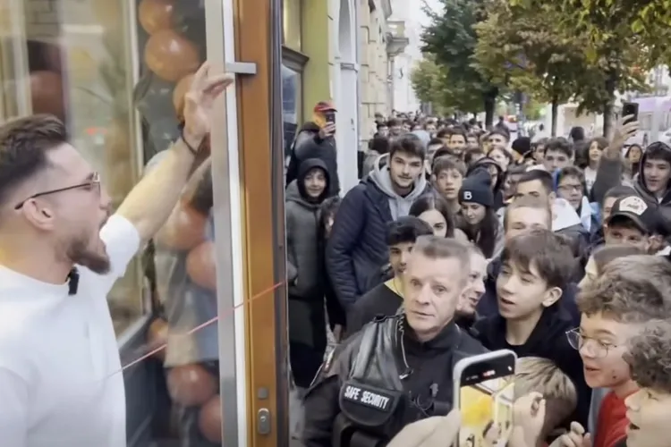 Avertismentul unui activist din Cluj după ce peste 1.000 de oameni s-au călcat în picioare pentru shaorma gratis: „Uitați-vă la vârsta lor”