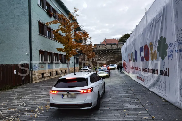 Mașinile au pus stăpânire pe străzile pietonale din Cluj-Napoca. Clujenii se tem pentru viața lor: „Pietonii nu mai au unde să treacă în siguranță” VIDEO