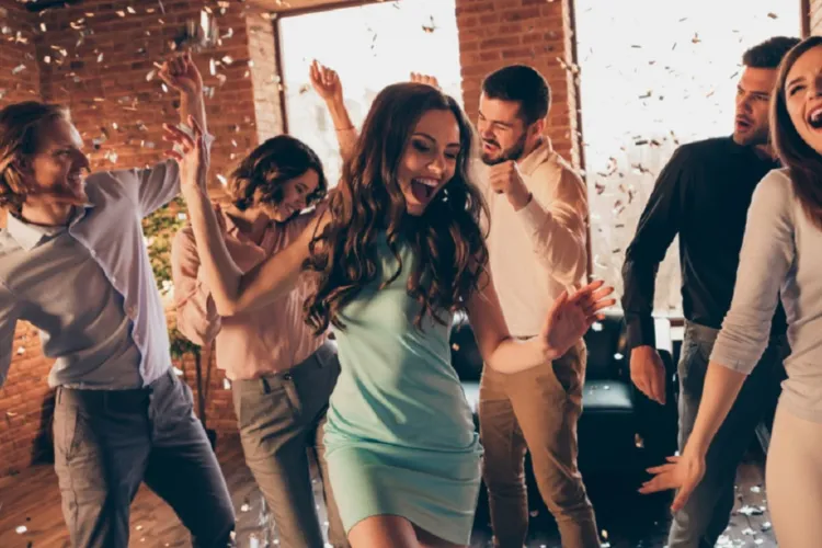 Petreceri non-stop pe o stradă din Cluj: Locuitorii spun că se întâmplă asta weekend de weekend și nu mai suportă