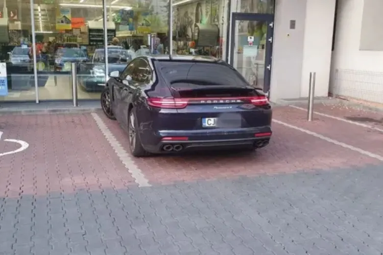 Parcările pentru persoane cu dizabilități, mereu ocupate de „jmekeri”! O clujeancă trage un semnal de alarmă: „Nu mai avem unde parca!”