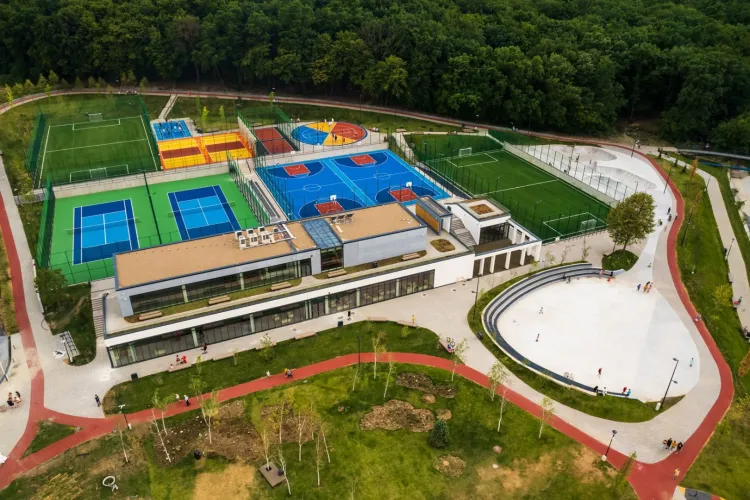 Clujenii, săturați până peste cap de ignoranță: Bariera de la baza sportivă „La Terenuri” - distrusă de luni bune, iar vizitatorii nu au unde parca