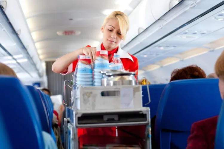 Prima companie aeriană din lume care oferă pasagerilor alcool gratis în timpul zborurilor. Motivul care a dus la această decizie