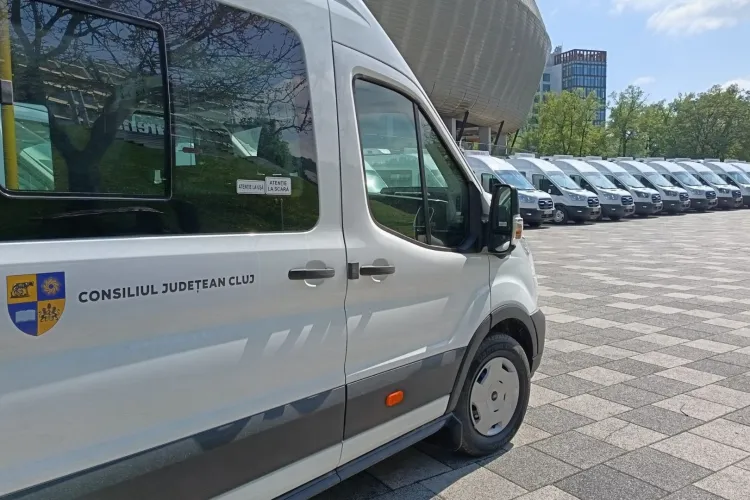 Transportul școlar din Cluj se modernizează! Noi microbuze electrice pentru elevi în șase comune: „La Cluj se poate!”