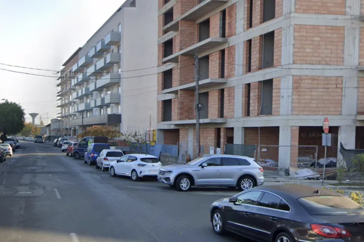 Pericol uriaș pe o stradă din Cluj-Napoca: Mașini lăsate pe marginea străzii și viteză excesivă pun viața clujenilor în pericol