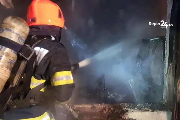 Incendiu la subsolul unui bloc din Cluj-Napoca, de pe B-dul 21 decembrie 1989. Pompierii au intervenit în urmă cu puține momente
