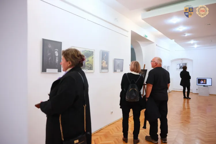 Călătorie prin satele României, chiar în centrul Clujului! Expoziția „Fotografia – document etnografic” dezvăluie tradiții și povești uimitoare