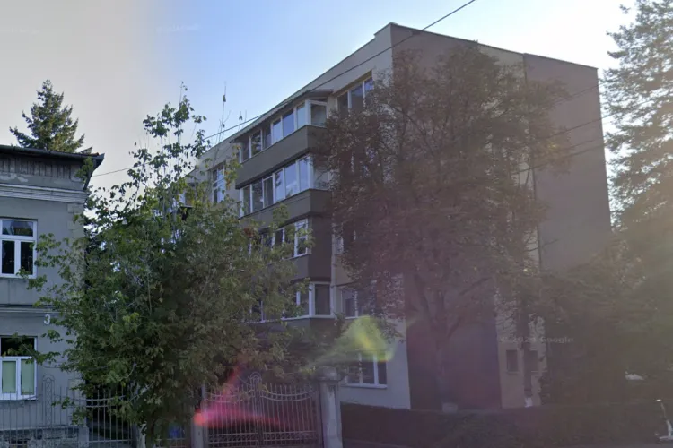 Un bloc din Cluj-Napoca se transformă într-un coșmar pentru locatari: Fațada vandalizată și persoane fără adăpost îi deranjează pe clujeni