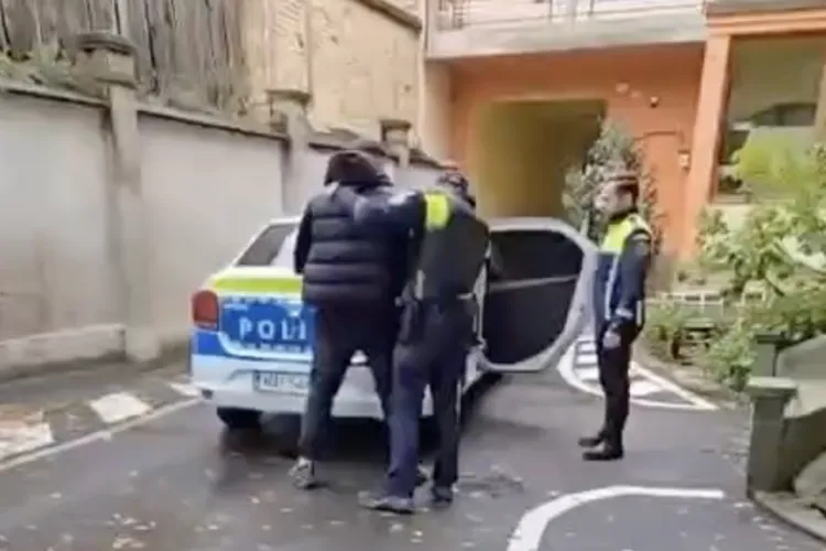 VIDEO. Bătaie violentă într-o sală de jocuri din Cluj! Bărbatul agresiv a fost reținut de polițiști. Este deja al doilea caz din ultimul timp