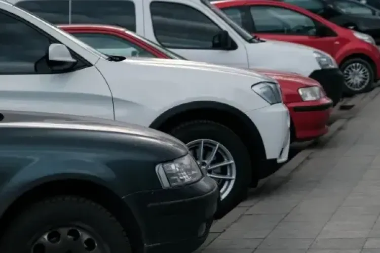 Clujul este sufocat de parcările ilegale! Pietonii sunt obligați să ocolească pe stradă mașinile 