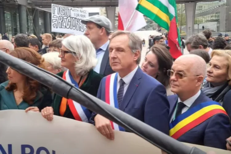 Emil Boc a ieșit în stradă! Primarul orașului Cluj-Napoca, cot la cot cu alți primari: „Am protestat” VIDEO