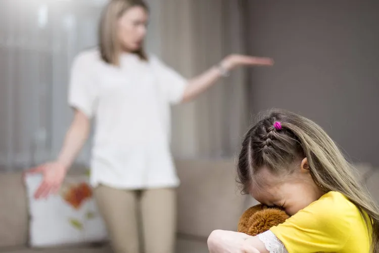 O problemă despre care nu se discută a apărut în Cluj: Părinți supraprotectori care le controlează viața copiilor și le afectează dezvoltarea