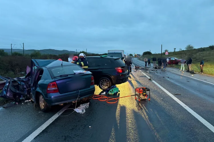 VIDEO Accident cumplit la Livada, Cluj : Cinci răniți încarcerați după coliziunea a trei mașini. UPDATE: Un bărbat a murit