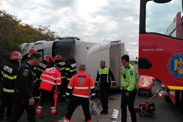 Grav accident în Cluj între două autocamioane! Un bărbat a rămas încarcerat. Pompierii intervin de urgență 