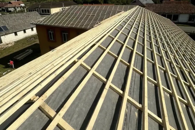 VIDEO. Acoperișul școlii din Vultureni a fost reparat după ce a fost distrus de o furtună! Copilașii pot acum să învețe în cele mai bune condiții