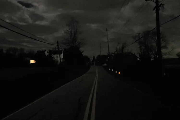 Noapte plină de pericole pe o stradă din Cluj-Napoca! Lipsa iluminatului public transformă strada într-o adevărată capcană