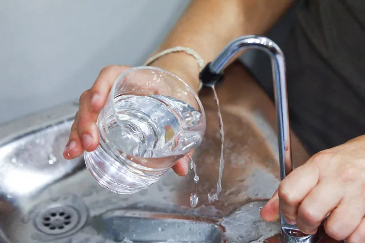 Apă mai ieftină pentru români? AUR propune plafonarea tarifului la apă potabilă, în funcție de salariul minim net