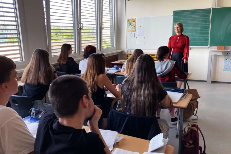 Drepturile românilor din Ucraina, în pericol. Guvernul de la Kiev a decis să închidă 16 licee cu predare în limba română