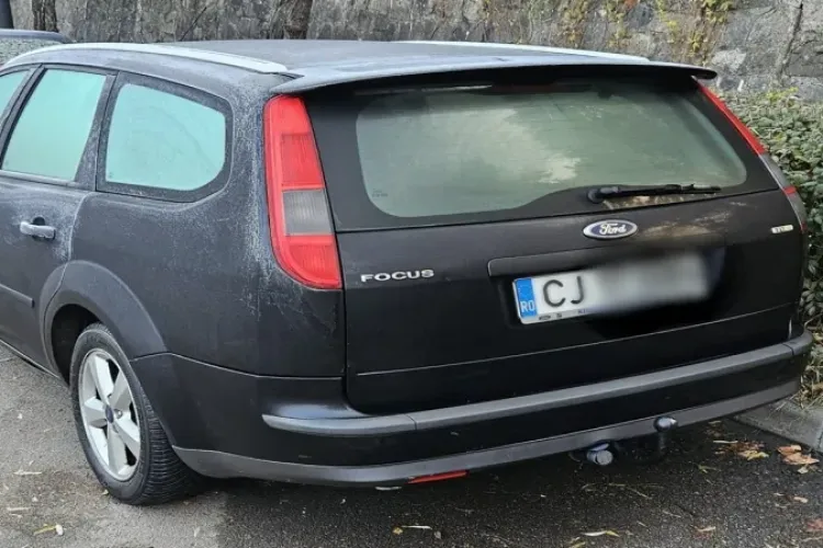 Bătaie de joc pe domeniul public din Cluj-Napoca! O mașină abandonată blochează traficul de jumătate de an: „Nu se poate ridica?”