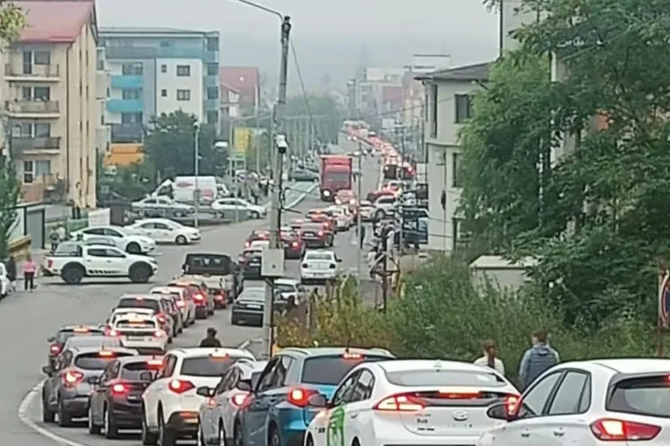 Idee genială a unui clujean. A găsit soluția pentru a debloca odată pentru totdeauna traficul infernal din Florești: „Mutați toate mașinile”