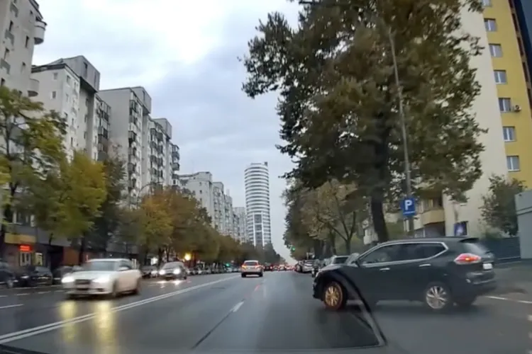 VIDEO. Pericolul neatenției la ieșirea din benzinării! Șofer clujean trage de volan și scapă ca prin minune de o mașină ieșită până în mijlocul străzii