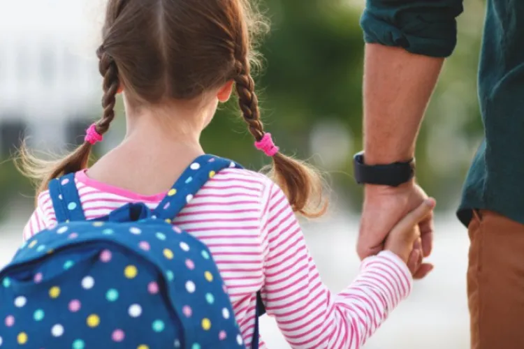 Părinții clujeni se confruntă cu probleme serioase când își duc copiii la o școală din Cluj-Napoca: „Ne îngrămădim pe un trotuar îngust”