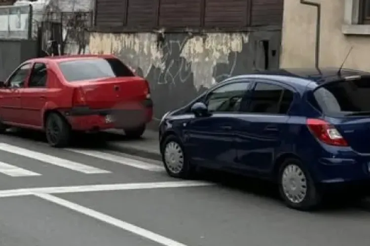 Trotuarele, ocupate de mașini pe o stradă din Cluj-Napoca. O mamă reclamă că nu poate trece cu căruciorul: „Mi se pare periculos” 