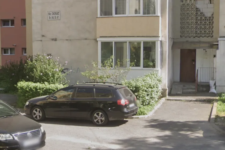Poluare chiar sub balcon! Un clujean din Grigorescu cere ajutorul autorităților după ce șoferii au transformat zona din fața balconului în parcare