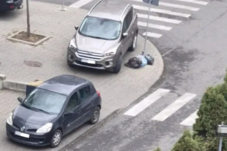 Haos la trecerile de pietoni din Cluj-Napoca! Sute de copii traversează printre mașini parcate ilegal: „Trebuie urgent instalați stâlpișori”