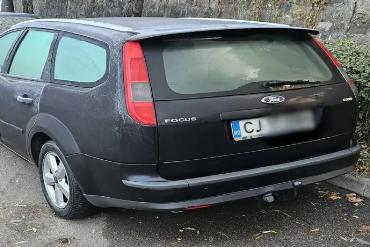 Un clujean, sătul de nepăsarea autorităților: „De trei ani o mașină zace abandonată! Poate domnul Emil Boc ar trebui să vadă și el”