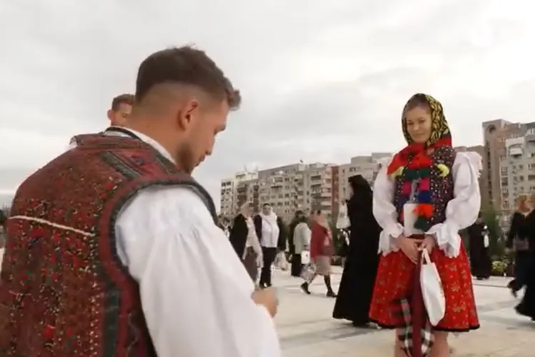 VIDEO. Cerere în căsătorie ca în filme în fața Catedralei Mântuirii Neamului. David și Măriuca au absolvit amândoi Școala de Poliție din Cluj: „Felicitări!