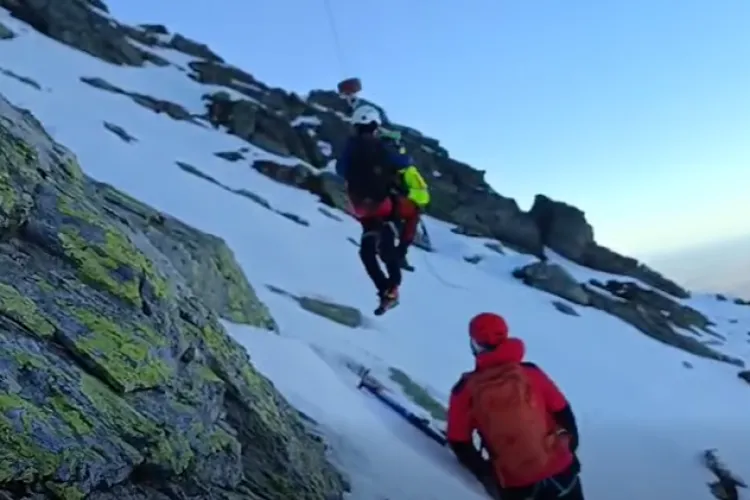 Tragedie cumplită la munte! Trei persoane au alunecat pe versant. Salvamontiștii au intervenit de urgență VIDEO 