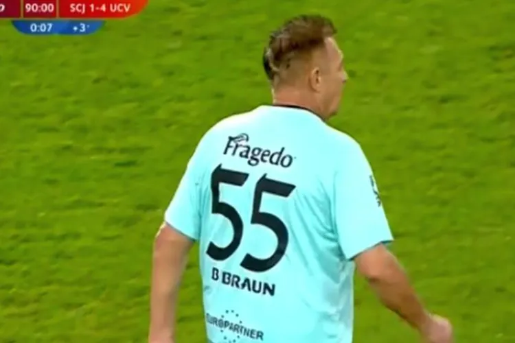 Moment rar întâlnit: Jucător de 61 de ani pe teren la partida Sănătatea Cluj - Universitatea Craiova. Cine este veteranul clujenilor