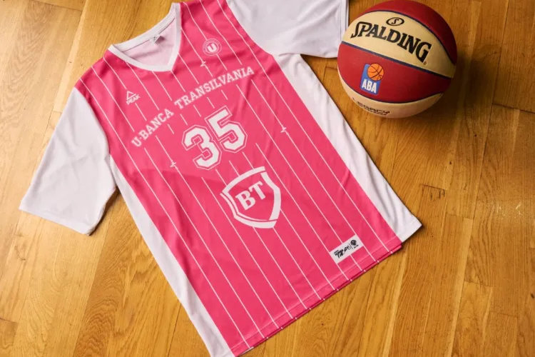 Tricourile roz purtate în această lună de U-BT sunt scoase la licitație! Echipa clujeană va dona fiecare bănuț unei cauze importante