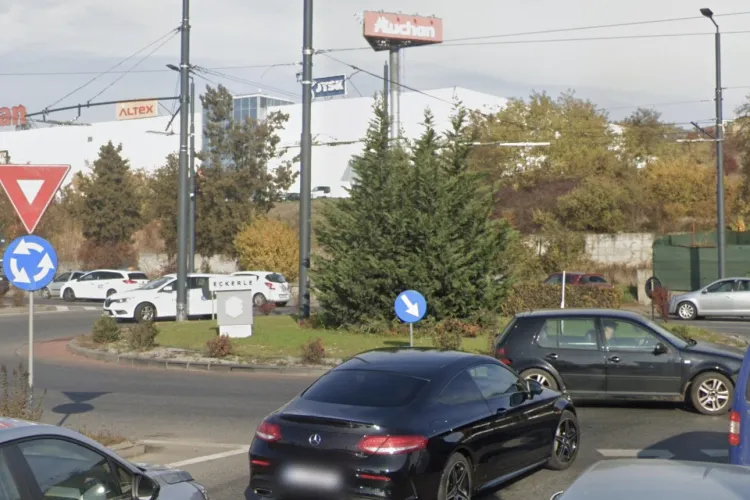 Confuzie totală în traficul din Cluj! Sensul giratoriu care dă bătăi de cap șoferilor clujeni: „Virează ilegal și se poate înâmpla oricând un accident!”