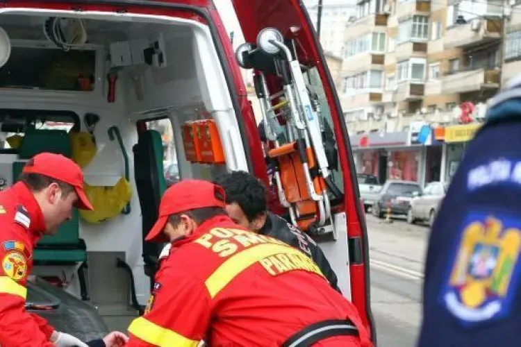 Scenă violentă în Cluj! Femeie atacată de un adolescent pentru geantă, în stația din Piața Mărăști, a căzut în fața autobuzului. Doi clujeni l-au prins