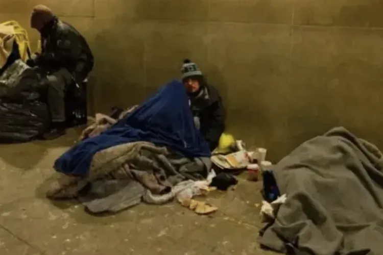 Clujenii sunt tot mai îngrijorați: De ce aleg oamenii fără adăpost să doarmă pe străzi în frig, deși centrul municipal le oferă adăpost