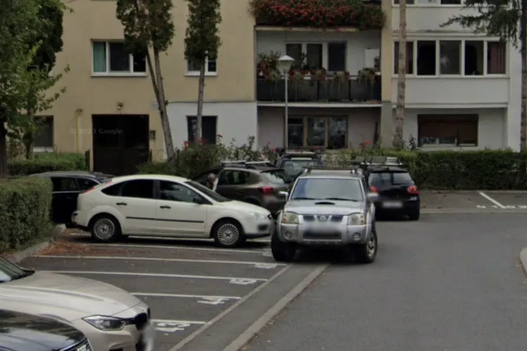 Trotuar blocat de mașini la Cluj! Părinții cu copii în cărucior s-au săturat: „Cu căruciorul e imposibil să treci, trebuie să mergem pe drum!”