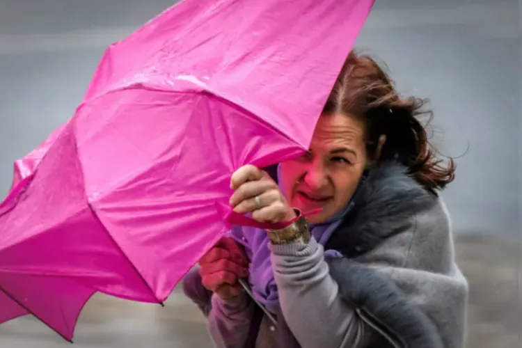 Meteorologii au anunțat COD GALBEN de vânt puternic la Cluj! Rafale vor ajunge până la 120 km/h